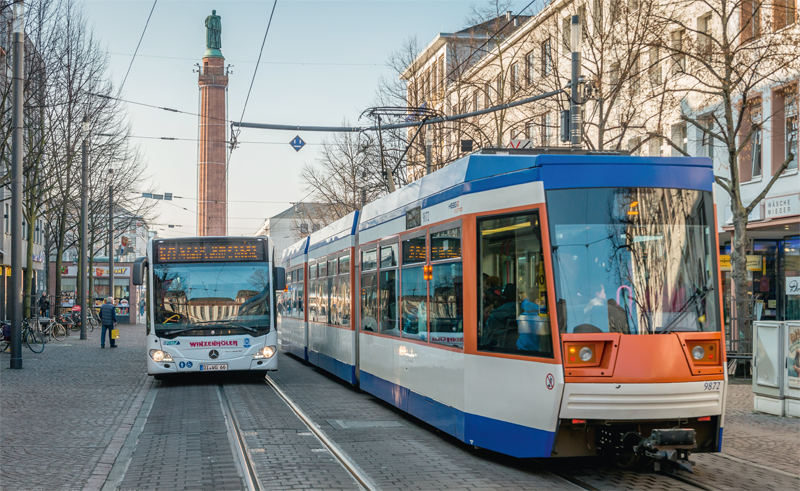 Straßenbahn und Bus in der Innenstadt